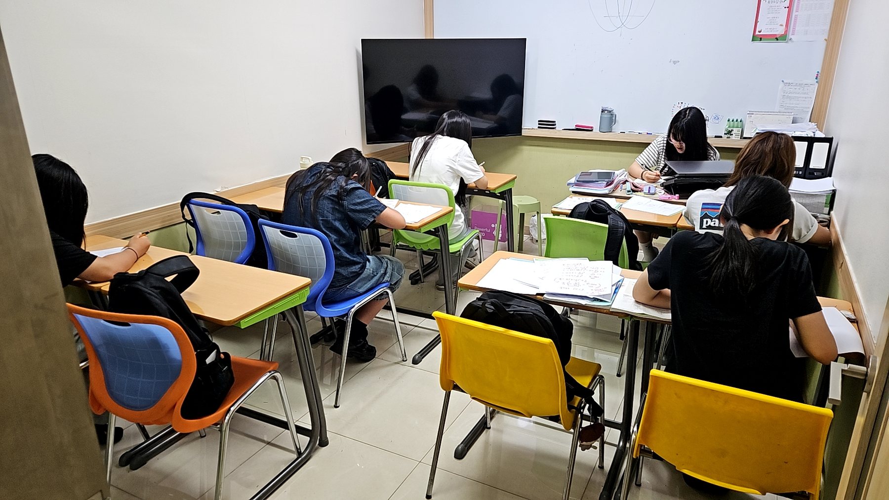 송도 수학학원 올림에듀 교실에서 각자 다른 교재로 공부하는 모습